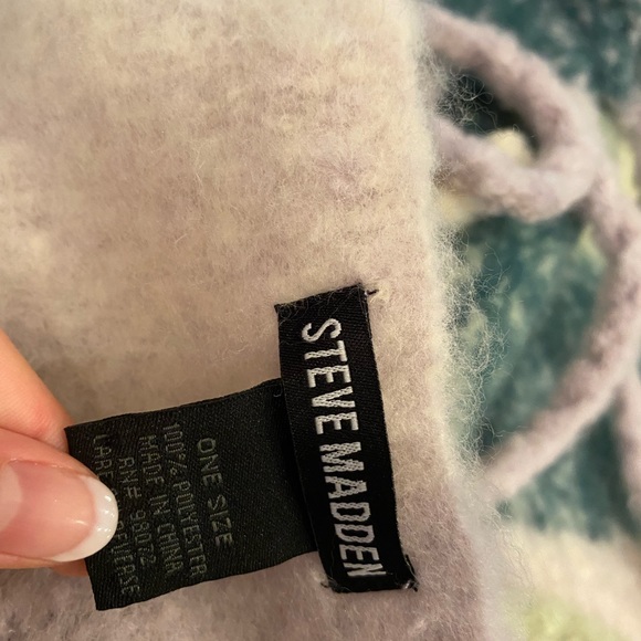 New Steve Madden Scarf - Picture 2 of 2